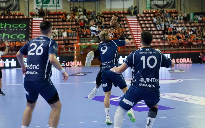 El Bathco Torrelavega cae ante el Frigoríficos Morrazo y frena su racha de victorias