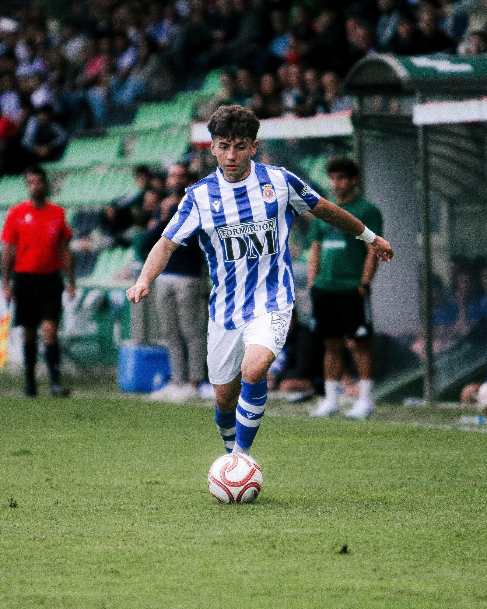 Jugador de la Gimnástica de Torrelavega conduciendo el balón durante el partido ante el Sestao River en Las Llanas.