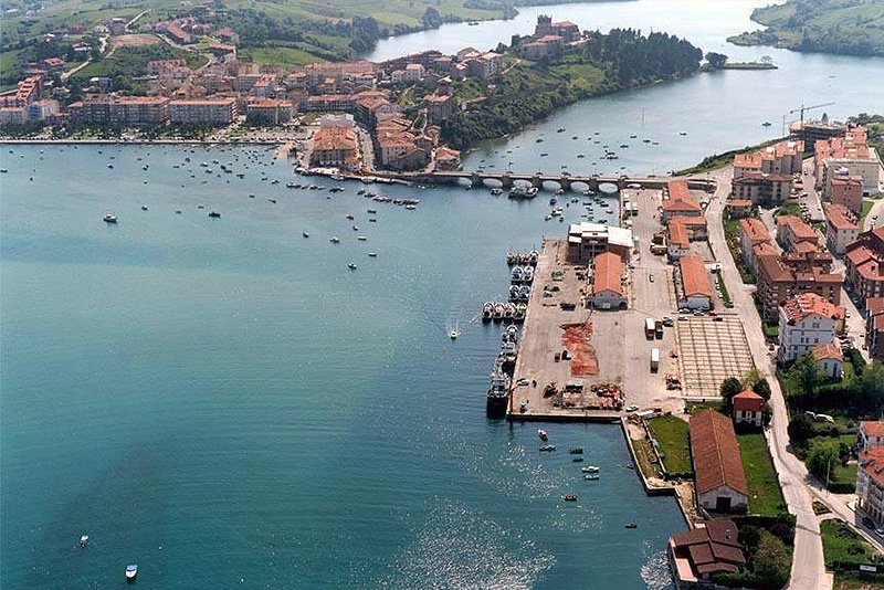 Dique oeste del puerto de San Vicente de la Barquera, cuya consolidación ha sido adjudicada por el Gobierno de Cantabria.