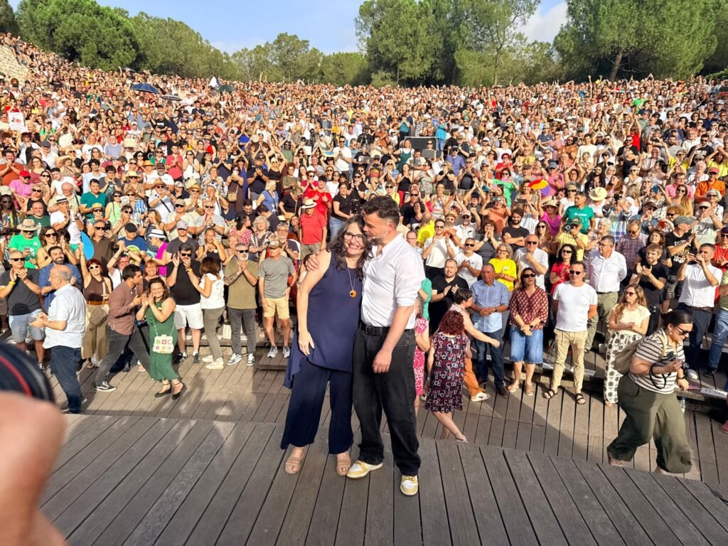 Gabriel Rufián junto a Mónica Oltra, de Compromís, durante un acto político.
