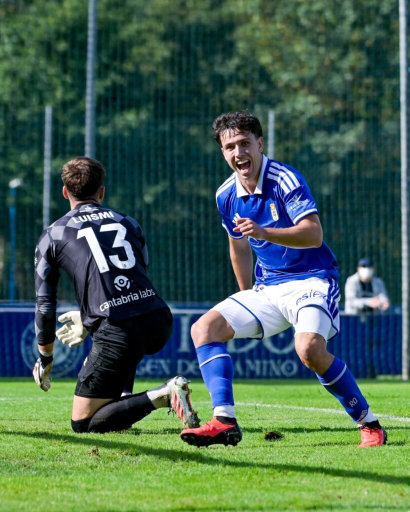 Coballes celebra el gol que adelantó al Real Oviedo Vetusta ante el Rayo Cantabria en El Requexón.
