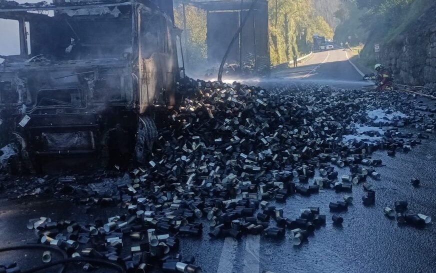 El incendio de un camión obliga a cortar la N-623 a la altura de Luena