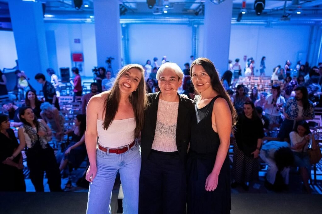 Ada Colau, Sara Torres e Inés Hernand posan juntas durante el encuentro Pasiones Transformadoras.
