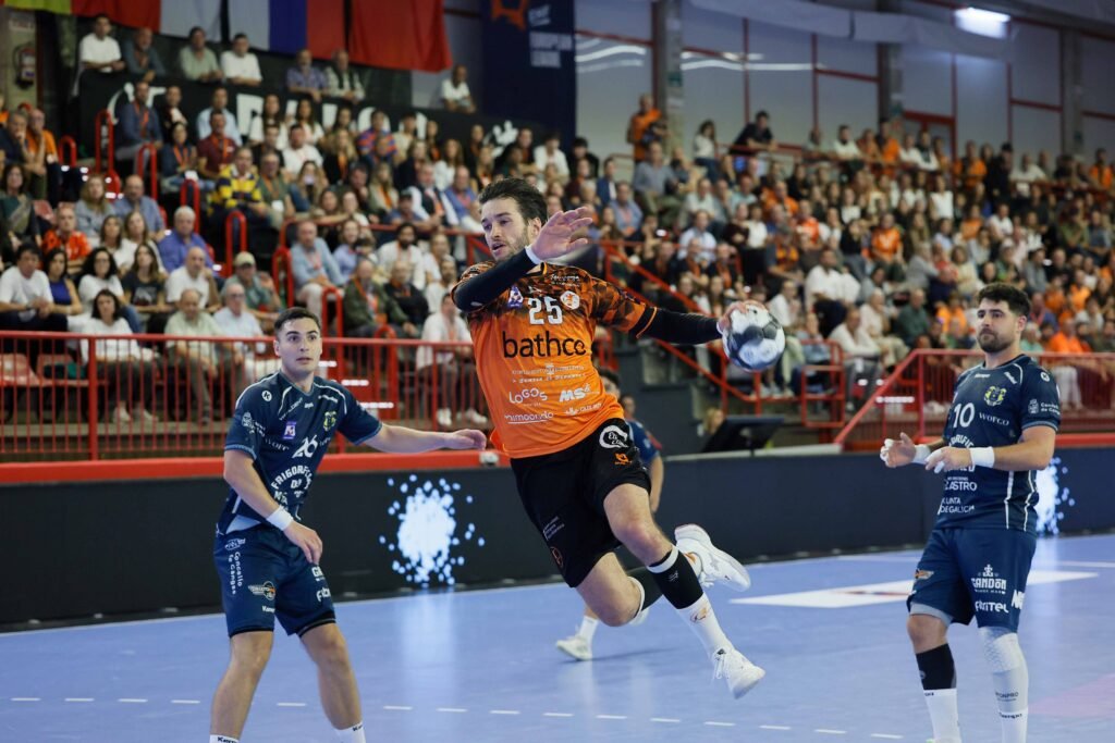 Facundo Cangiani, jugador del Bathco BM Torrelavega, durante un partido de balonmano.