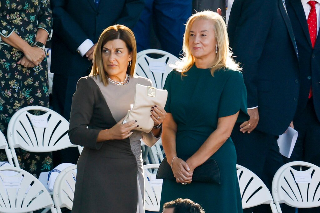 María José Sáenz de Buruaga, presidenta de Cantabria, junto a María José González Revuelta, presidenta del Parlamento autonómico, durante los actos del Día de la Fiesta Nacional en Madrid.