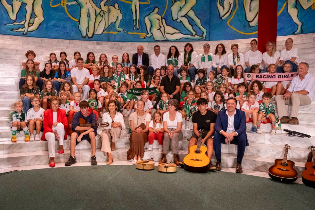 Foto de familia de los galardonados, autoridades y participantes en el Trofeo Chisco junto al coro del colegio Jardín de África.