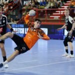 Jokin Aja durante el partido entre el Bathco BM Torrelavega y el TTH Holstebro en el Vicente Trueba.