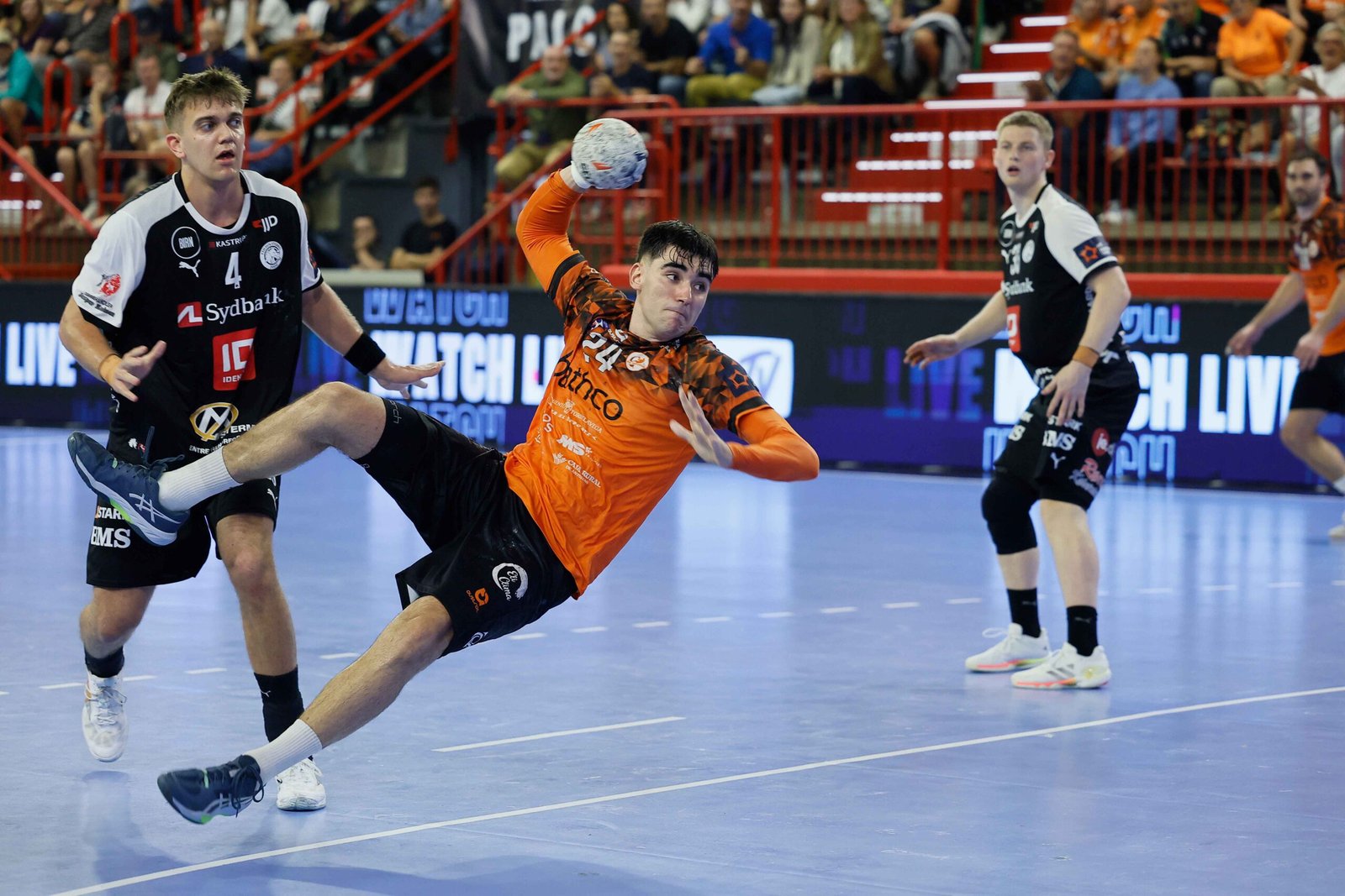 Jokin Aja durante el partido entre el Bathco BM Torrelavega y el TTH Holstebro en el Vicente Trueba.