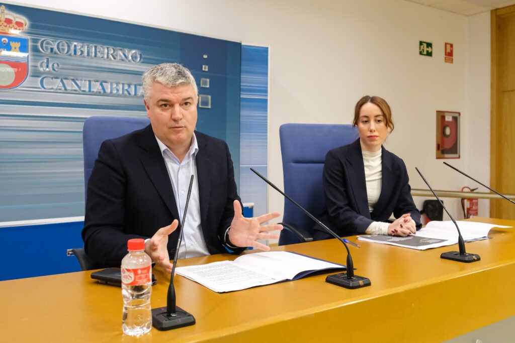 Luis Ángel Agüeros y Marta García Hospital durante la reunión del Comité de Seguimiento del Programa FEDER Cantabria