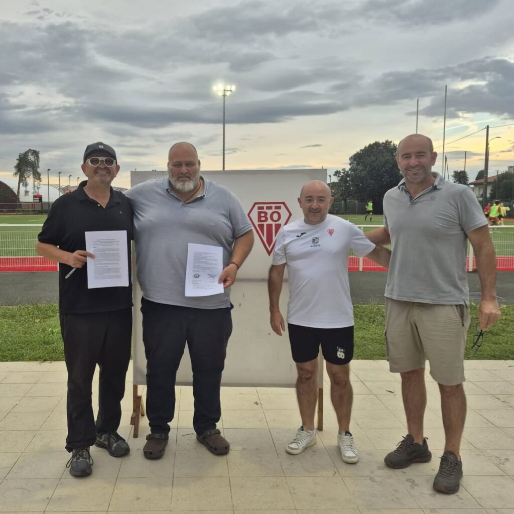 Representantes del Biarritz Olympique y UCBS tras la firma del acuerdo de colaboración