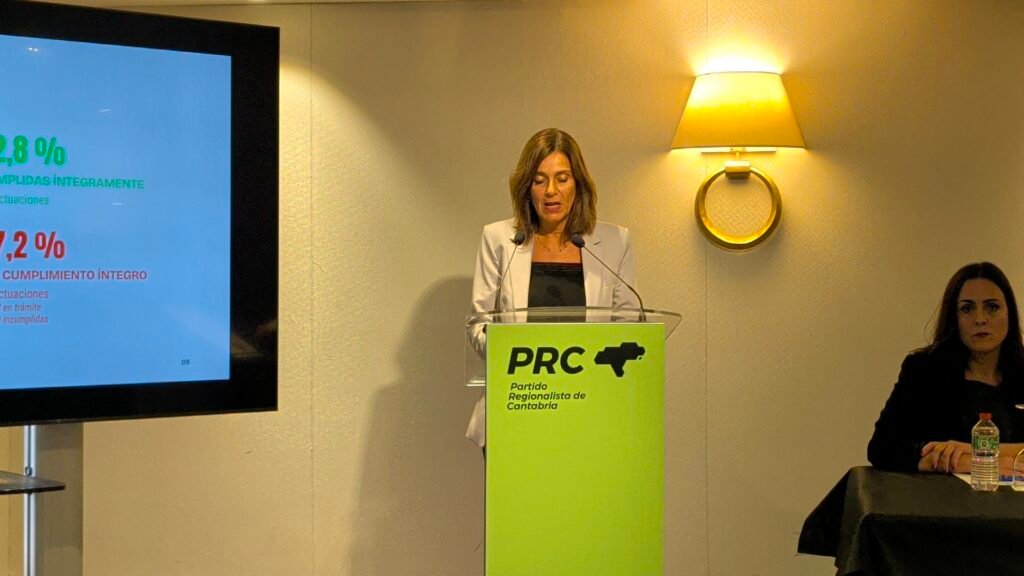 Paula Fernández Viaña, candidata del PRC a la Presidencia de Cantabria, durante la rueda de prensa sobre el grado de cumplimiento del acuerdo presupuestario de 2026