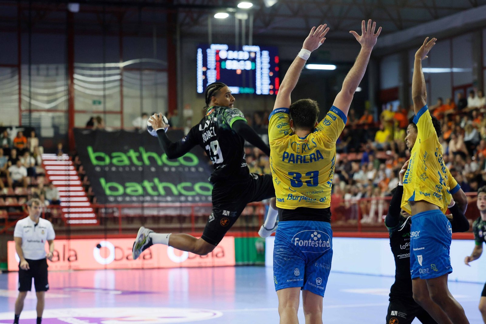 Mikael Lopes, jugador del Bathco BM Torrelavega, durante un partido de balonmano.