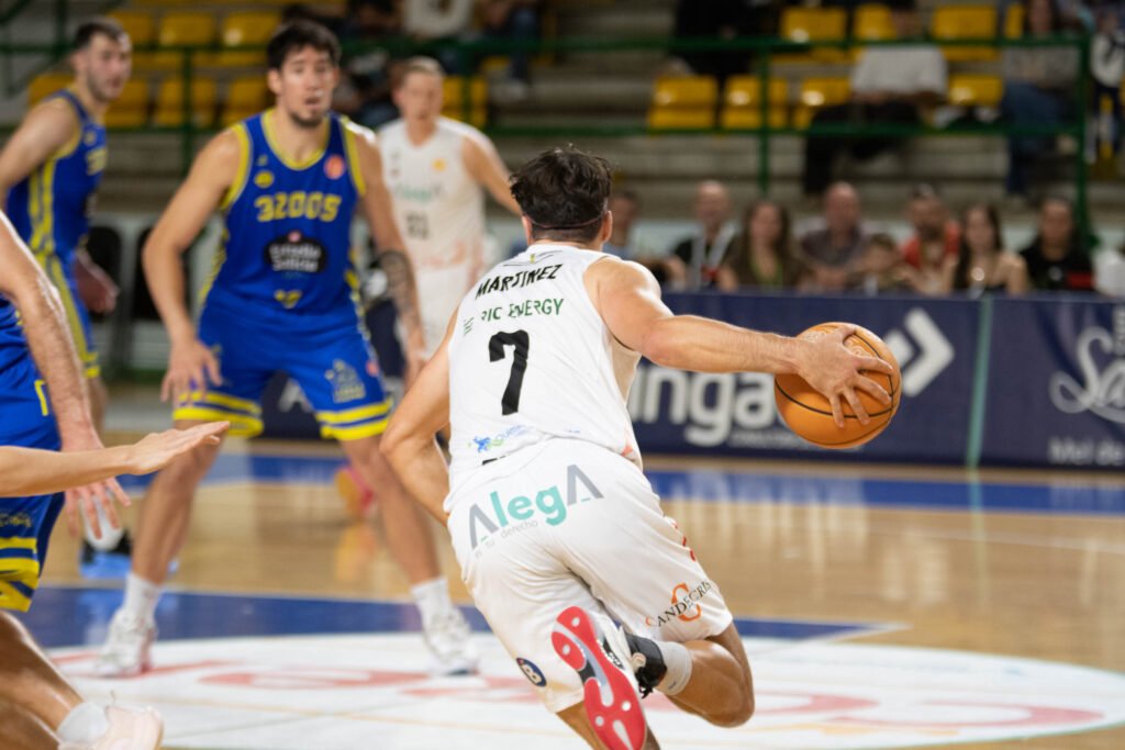 Germán Martínez durante el partido entre el Club Ourense Baloncesto y el Grupo Alega Cantabria.
