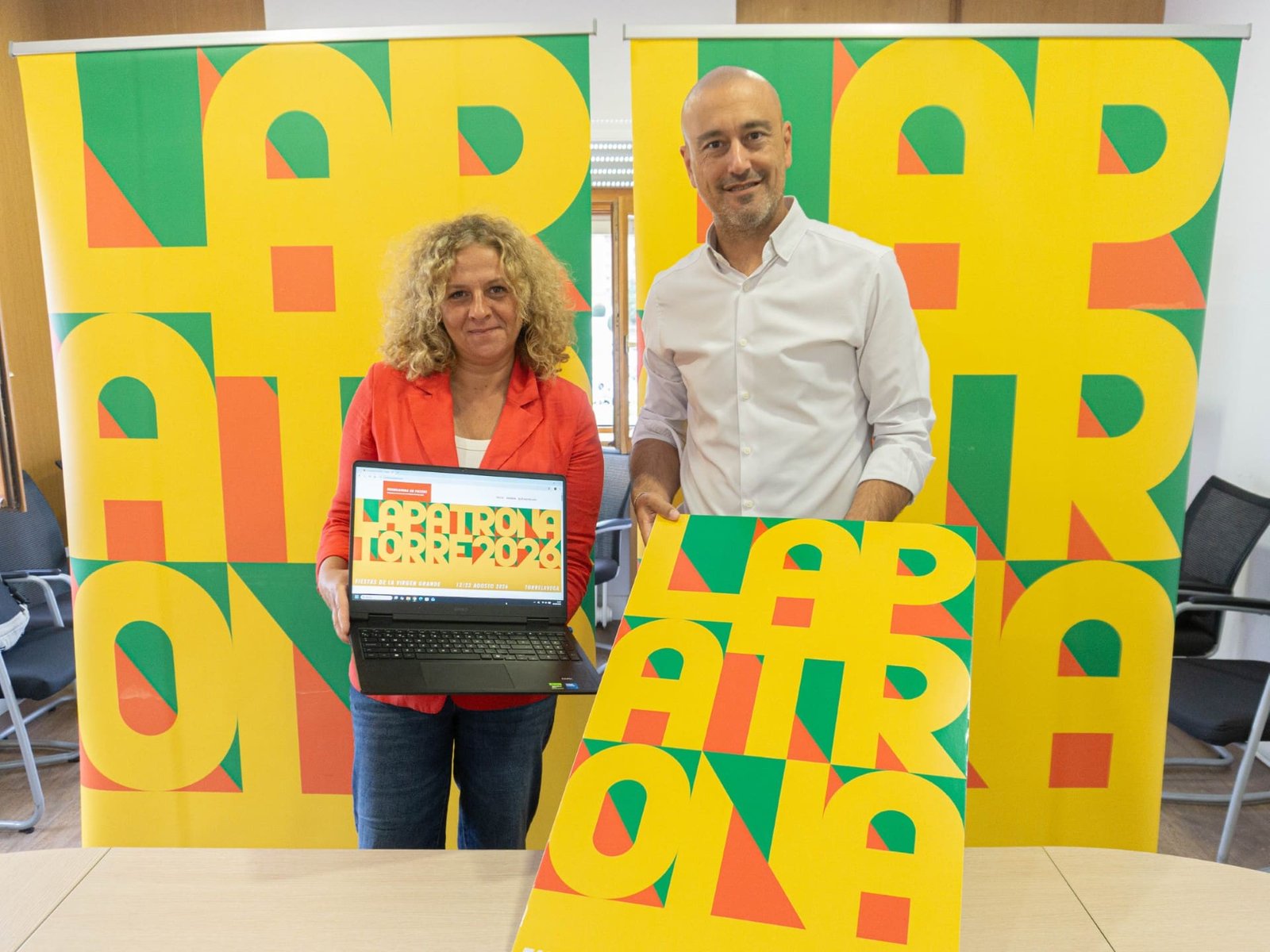 J.avier López Estrada y Patricia Portilla durante la presentación de las Fiestas de la Virgen Grande 2026 de Torrelavega