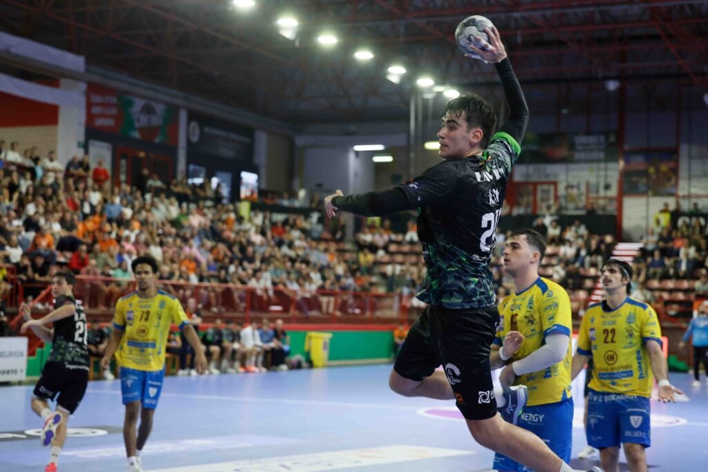 Jokin Aja lanza durante el partido del Bathco BM Torrelavega ante el Tubos Aranda