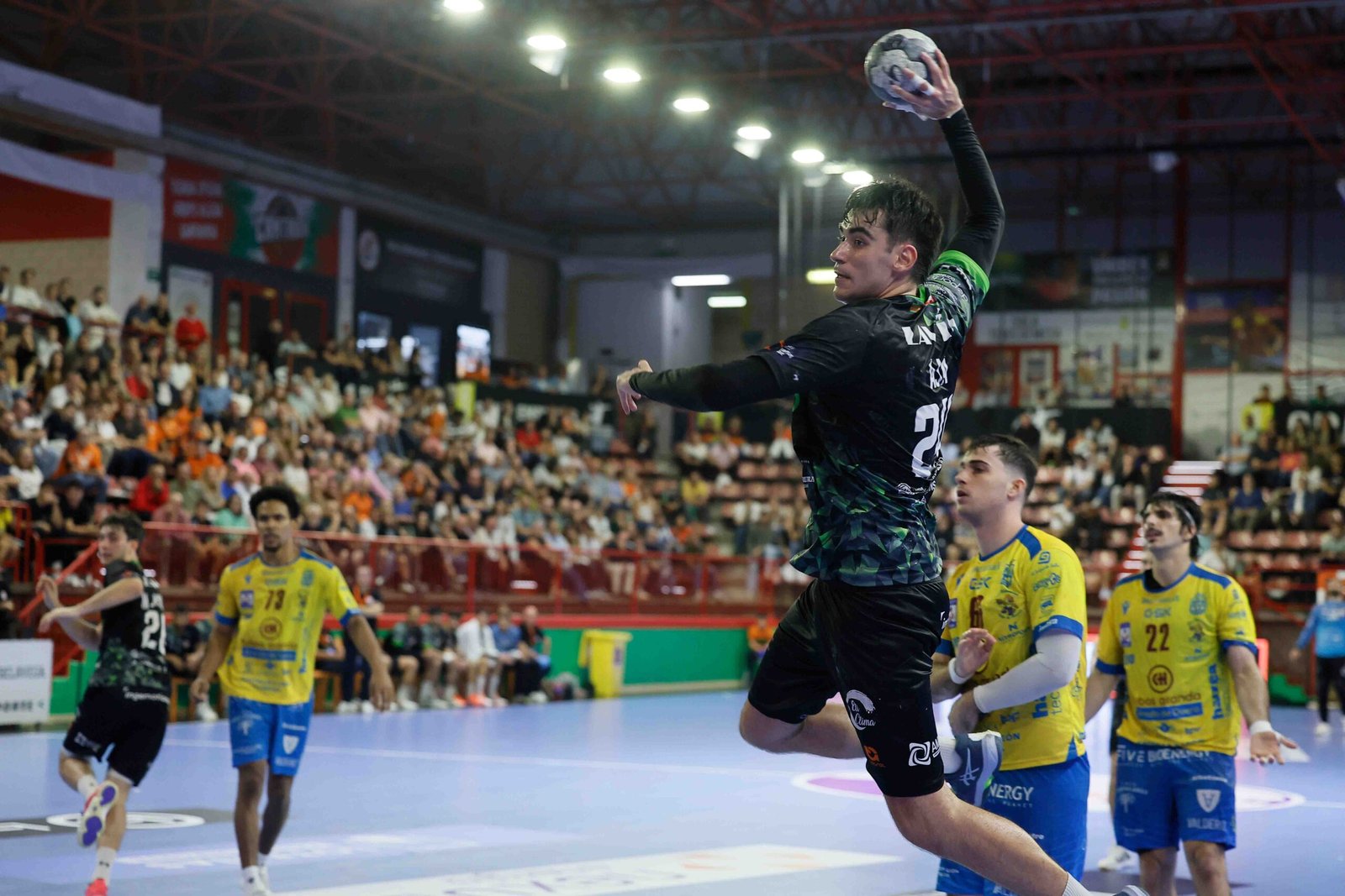 Jokin Aja lanza durante el partido del Bathco BM Torrelavega ante el Tubos Aranda