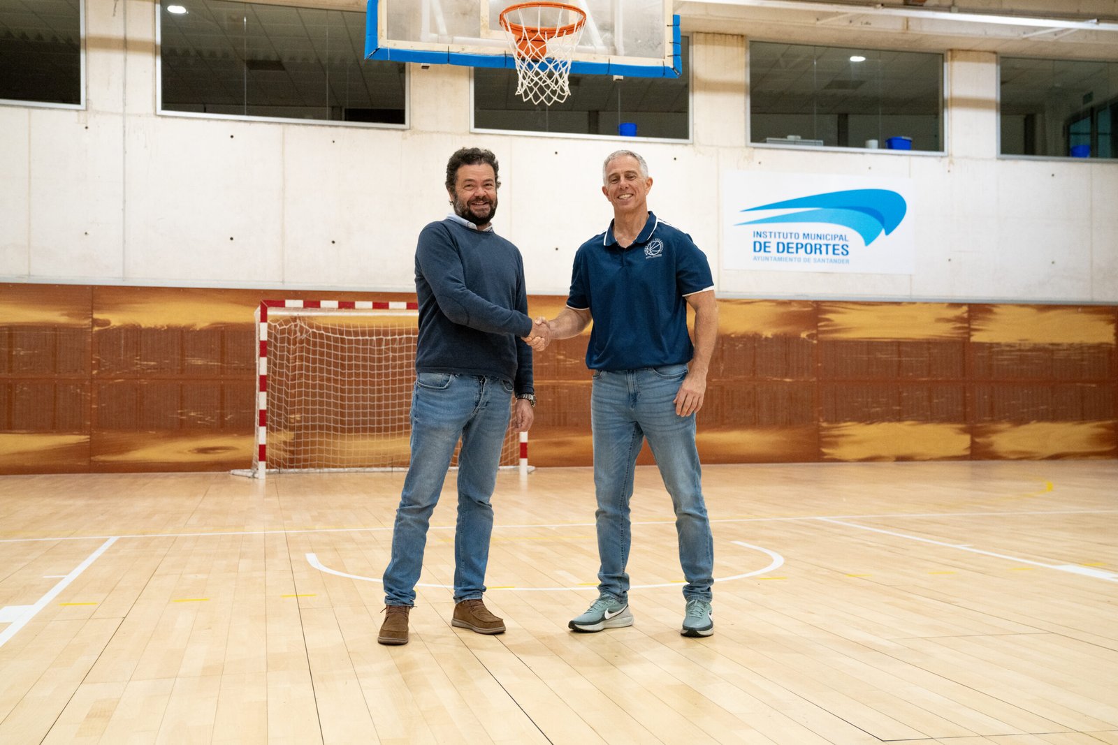 Ulises Corona, presidente del Grupo Alega Cantabria, y Pablo Sánchez, presidente de Basket Eloy Villanueva, tras el acuerdo de colaboración entre ambos clubes