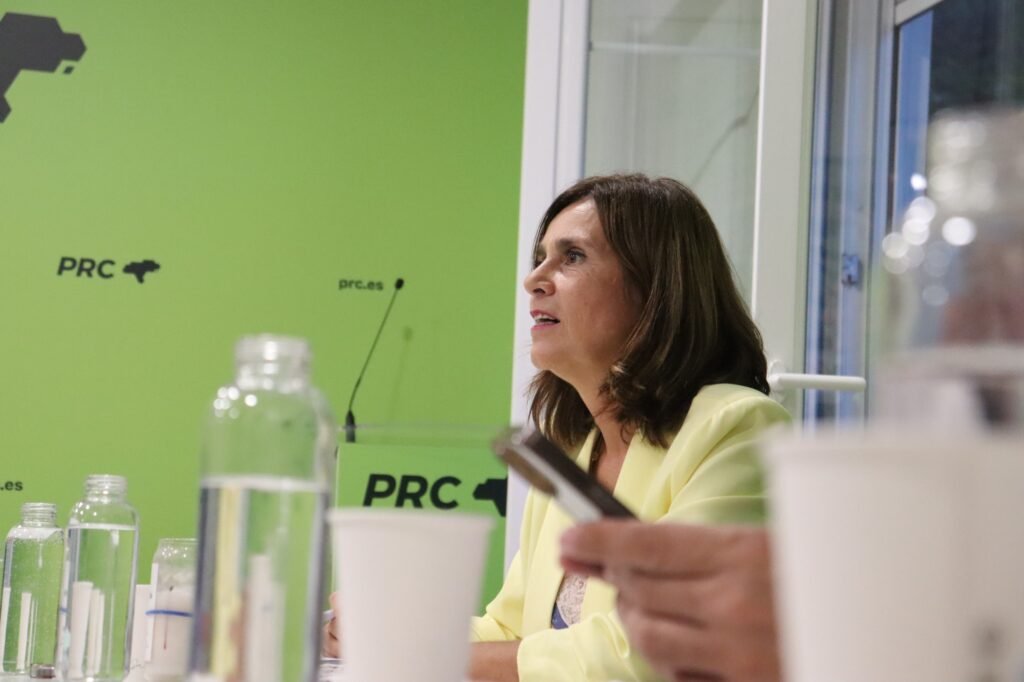 Paula Fernández Viaña en la sede del PRC en Cantabria.