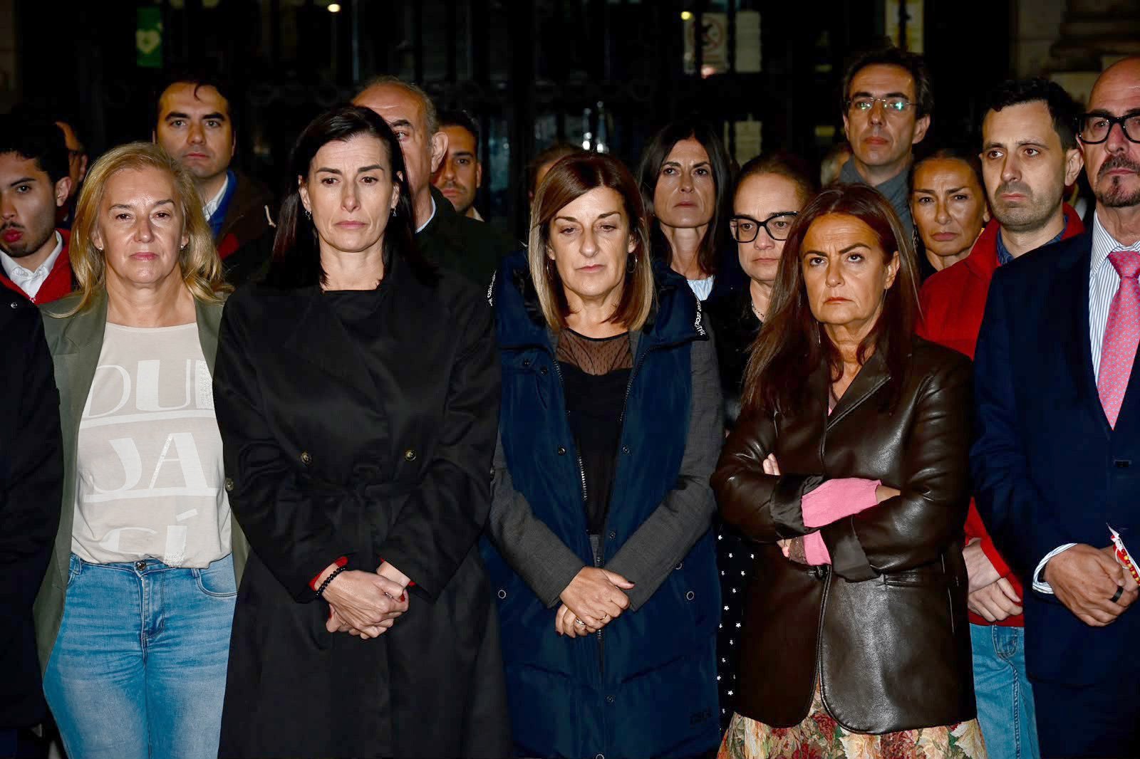 María José Sáenz de Buruaga y Gema Igual, junto a otros representantes institucionales, durante el minuto de silencio por las víctimas del accidente ferroviario de Toledo en Santander