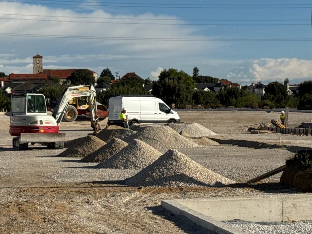 Obras de construcción de la nueva pista de atletismo de 200 metros en Soto de la Marina, en Santa Cruz de Bezana