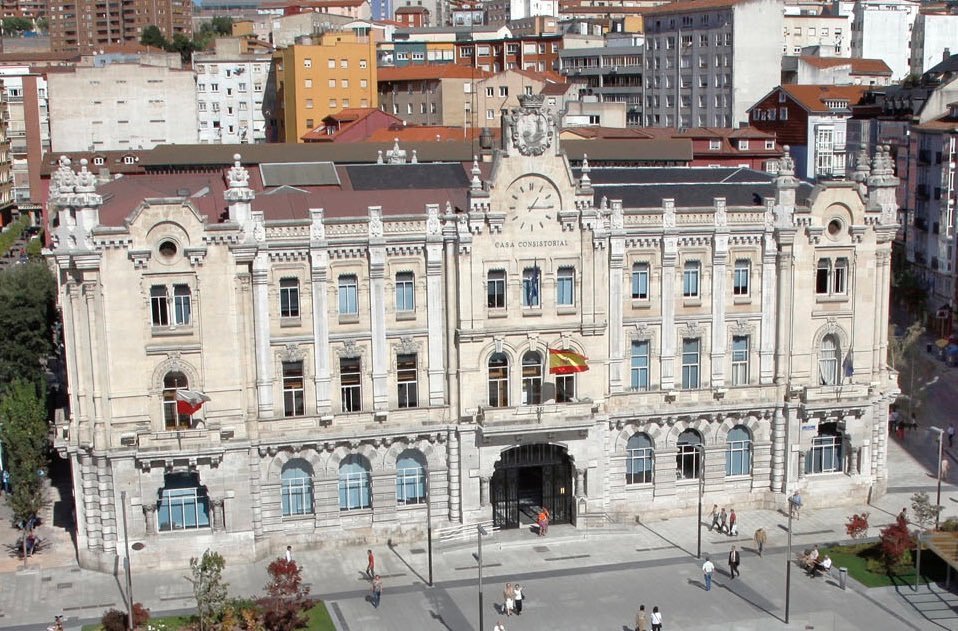 Fachada del Ayuntamiento de Santander, donde se celebrará un minuto de silencio por las víctimas del accidente ferroviario en Toledo