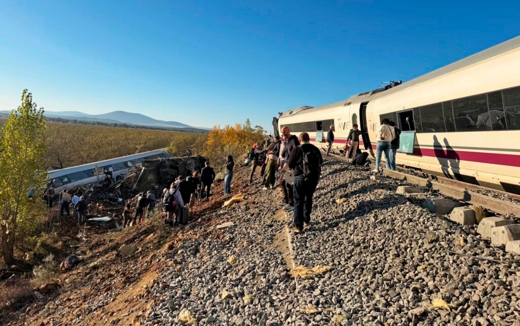Uno de los vagones de los trenes accidentados en Urda, Toledo, con graves daños estructurales tras la colisión ferroviaria