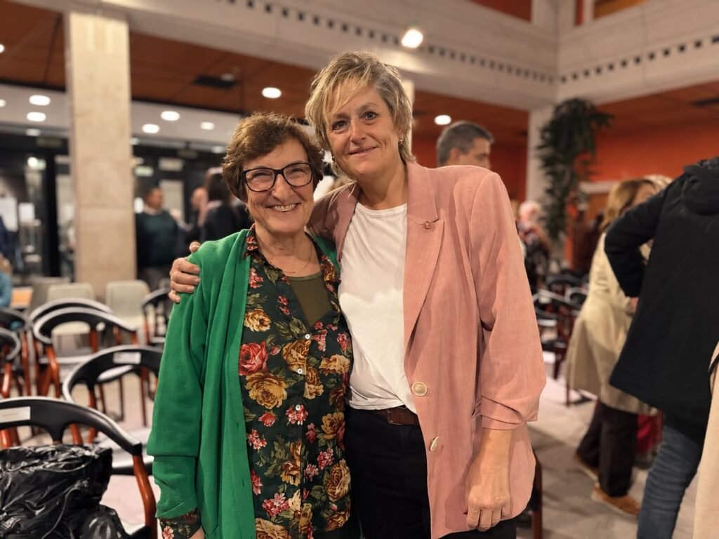 Esther Bolado junto a Luisa Real, presidenta del PSOE de Cantabria, en los Premios Matilde de la Torre 2026
