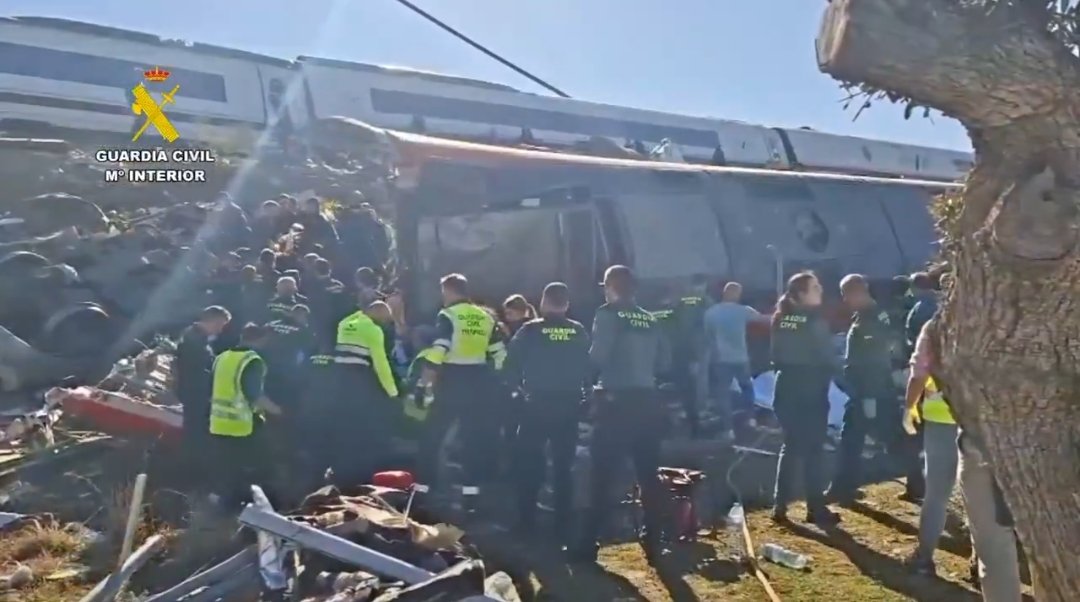 Agentes de la Guardia Civil atienden en uno de los vagones afectados por el accidente ferroviario de Urda, en Toledo