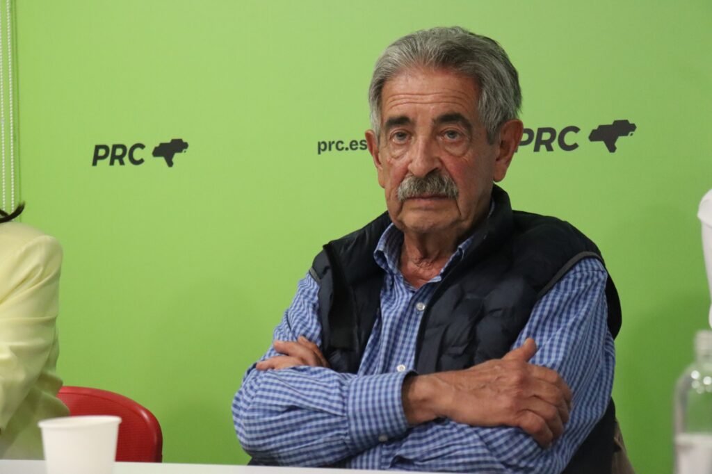 Miguel Ángel Revilla comparece ante los medios tras la reunión del Comité Ejecutivo del PRC en la que se decidió no concurrir a las elecciones generales.
