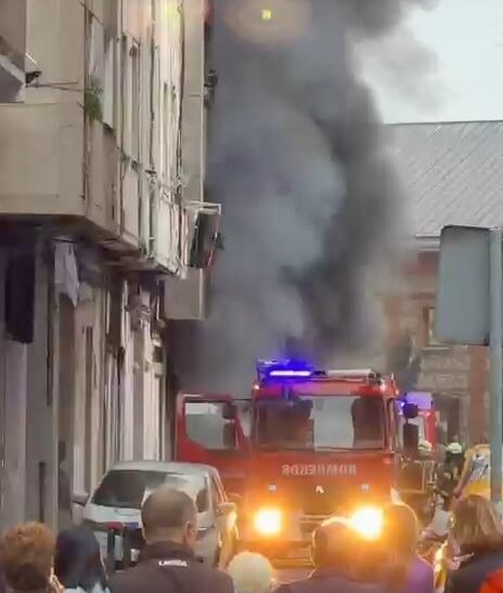 El incendio de varios coches eléctricos obliga a desalojar viviendas y un colegio en Castilla-Hermida
