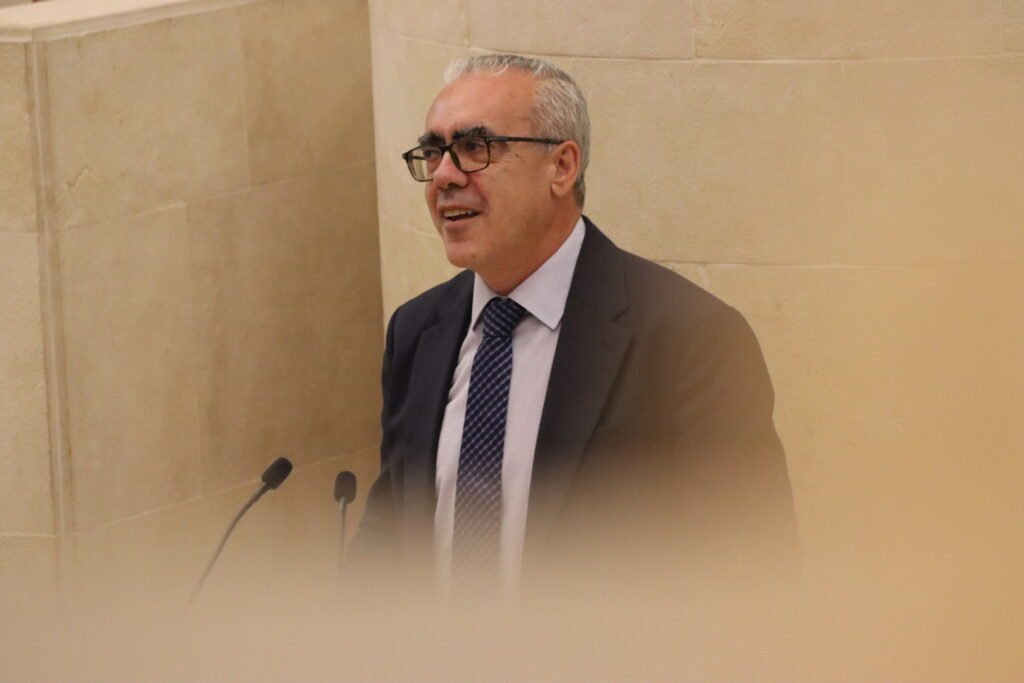 Pedro José Hernando, portavoz del PRC, interviene en el Parlamento de Cantabria para defender la iniciativa sobre el plan de aparcamientos disuasorios.
