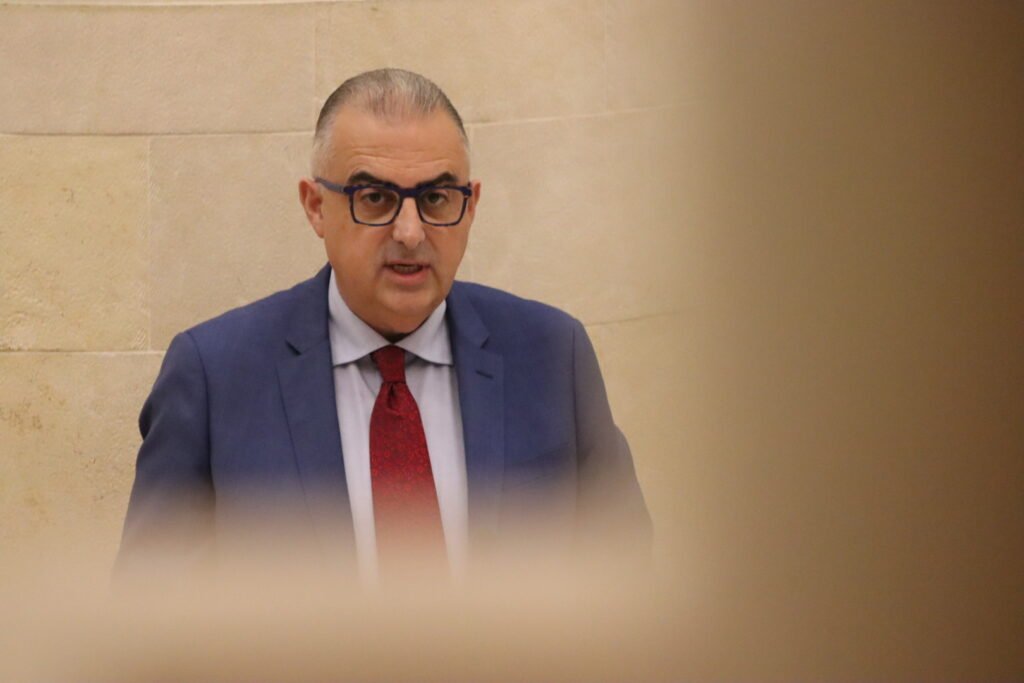 Roberto Media interviene desde la tribuna del Parlamento de Cantabria durante el debate sobre su reprobación por la gestión de la vivienda.