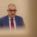 Roberto Media interviene desde la tribuna del Parlamento de Cantabria durante el debate sobre su reprobación por la gestión de la vivienda.