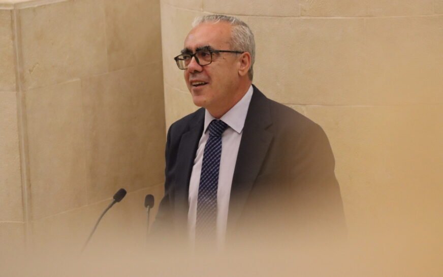 El Parlamento aprueba el plan de aparcamientos disuasorios con el rechazo del PSOE