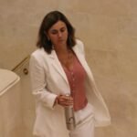 Paula Fernández Viaña, diputada del PRC, llega al hemiciclo del Parlamento de Cantabria.
