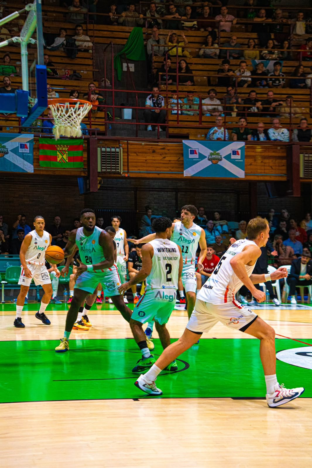 Jugadores del Grupo Alega Cantabria durante el calentamiento previo al partido ante el Bueno Arenas Albacete Basket