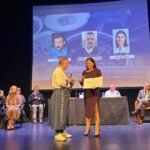 Gema Igual recoge la distinción Cuchara Amiga 2026 de manos del cofrade mayor de la Cofradía del Desarme de Oviedo