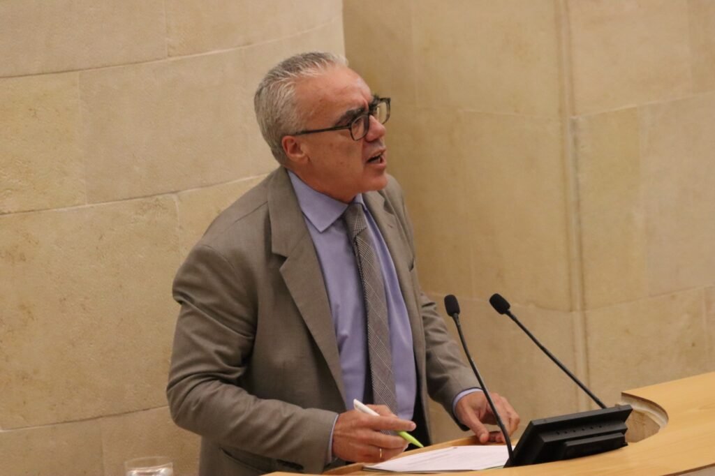 Pedro Hernando interviene en la tribuna del Parlamento de Cantabria durante el debate sobre la macroplanta de biogás de Hazas de Cesto