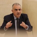 Roberto Media, consejero de Fomento del Gobierno de Cantabria, interviene desde la tribuna del Parlamento de Cantabria
