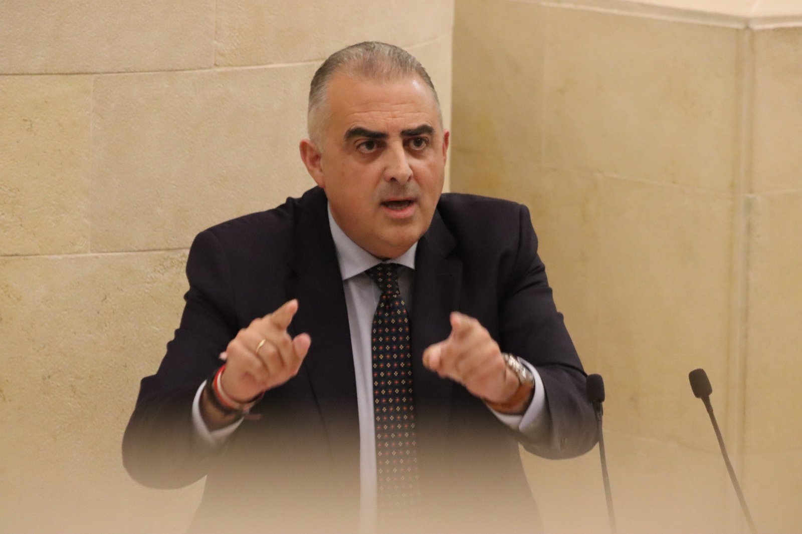 Roberto Media, consejero de Fomento del Gobierno de Cantabria, interviene desde la tribuna del Parlamento de Cantabria