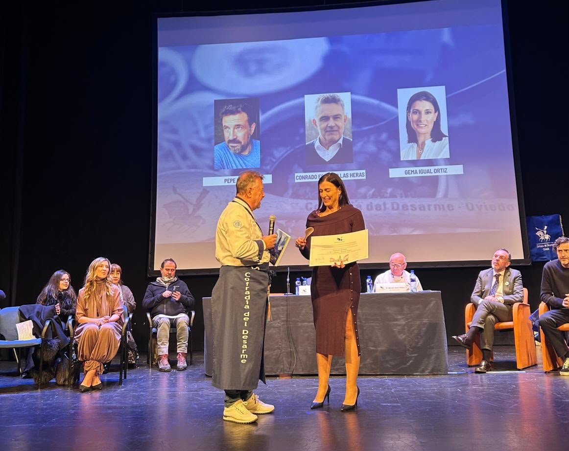 Gema Igual recoge la distinción Cuchara Amiga 2026 de manos del cofrade mayor de la Cofradía del Desarme de Oviedo
