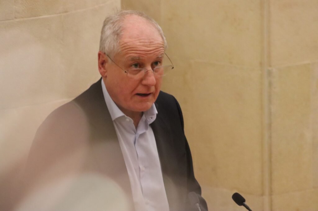 Eduardo Arasti, consejero de Industria de Cantabria, interviene en el pleno del Parlamento de Cantabria sobre las ayudas a los autónomos