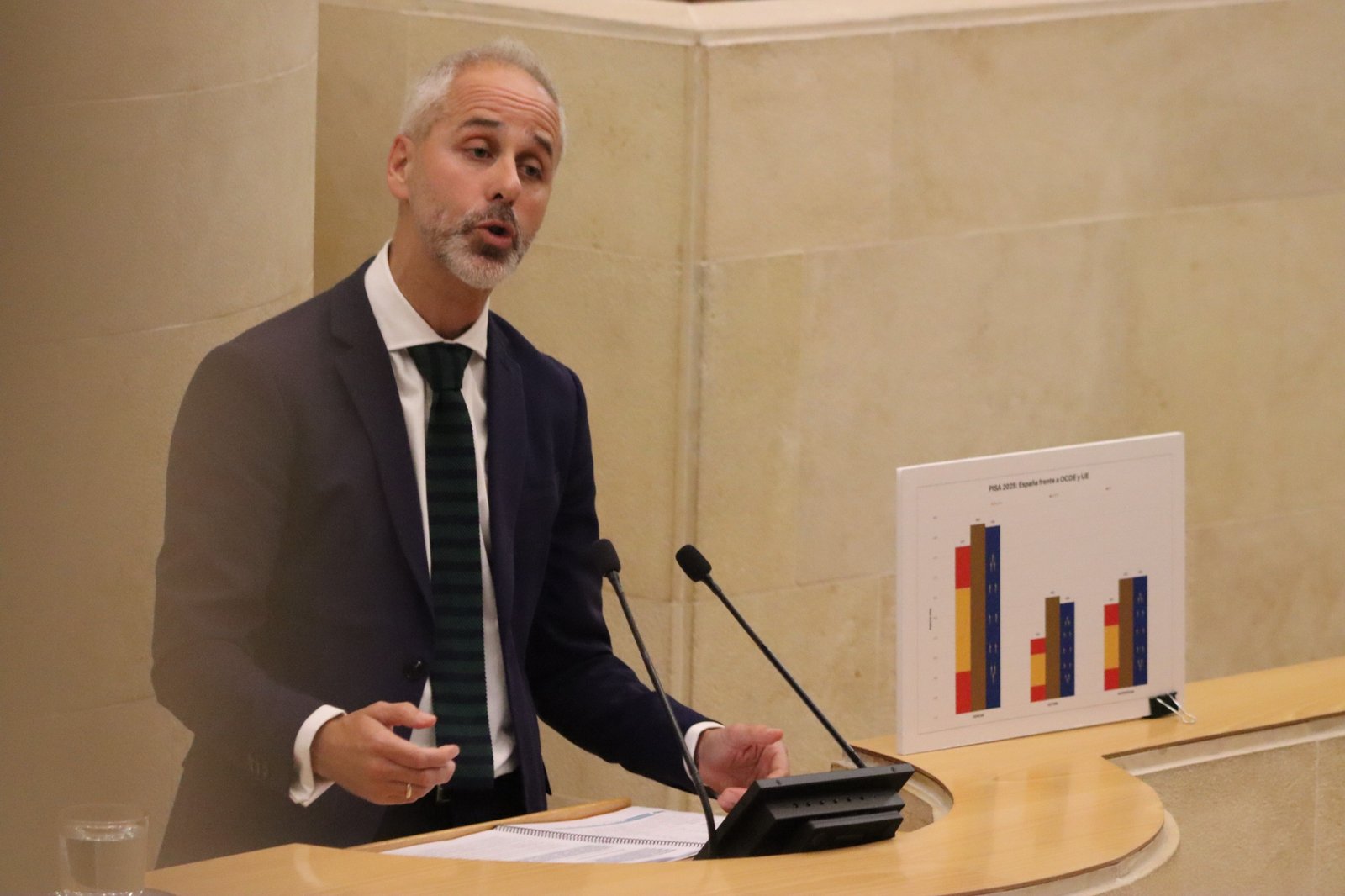 Sergio Silva, consejero de Educación de Cantabria, interviene en el Parlamento durante el debate sobre los resultados del informe PISA 2025.