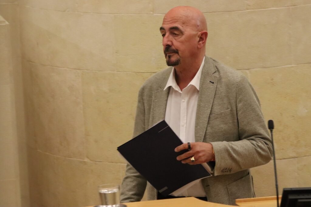 César Pascual, consejero de Salud de Cantabria, interviene en el Parlamento durante el debate sobre la incorporación de dietistas-nutricionistas al Servicio Cántabro de Salud.