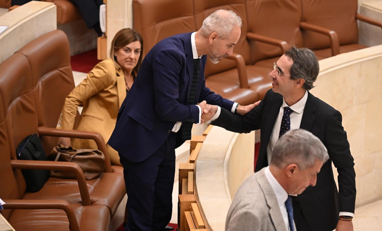 El consejero de Educación y Armando Blanco se dan la mano tras la aprobación de la Ley de Autoridad del Profesorado en el Parlamento de Cantabria.