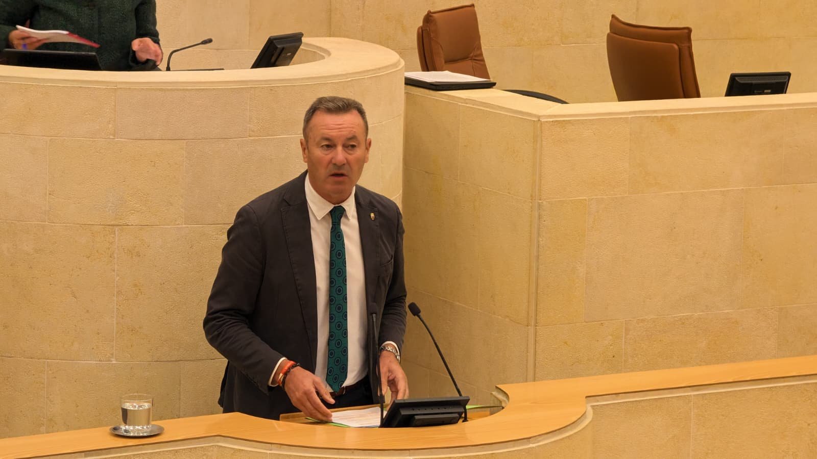 Guillermo Blanco, diputado del PRC y portavoz de Pesca, interviene desde la tribuna del Parlamento de Cantabria durante el debate sobre las ayudas a los pescadores por el encarecimiento del combustible.