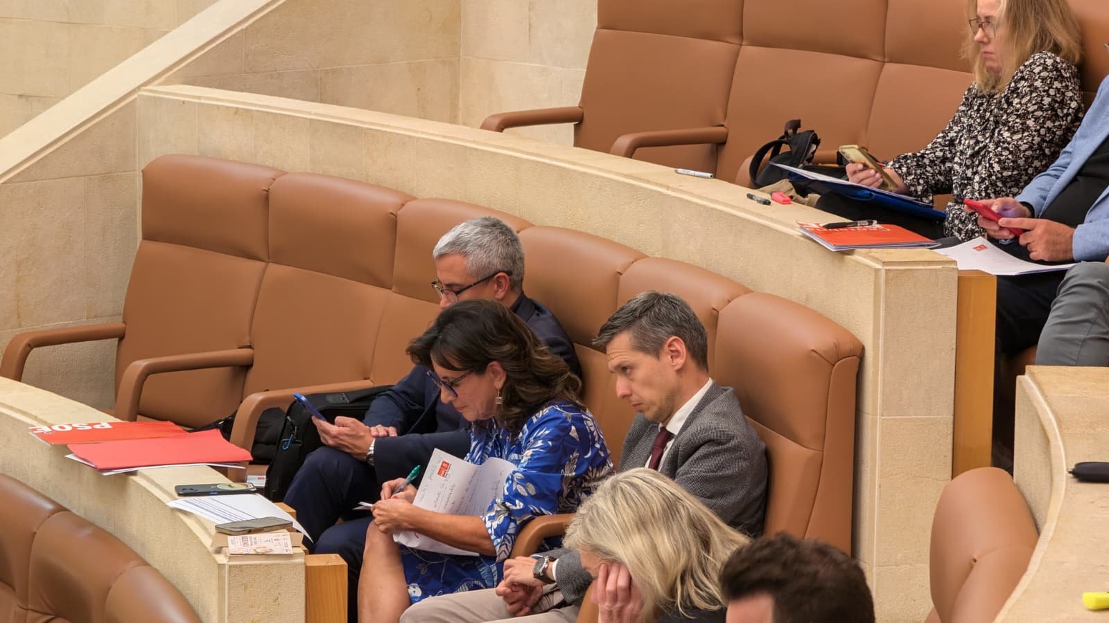 Ana Belén Álvarez, portavoz del PSOE en el Parlamento de Cantabria, sentada en su escaño durante el pleno autonómico
