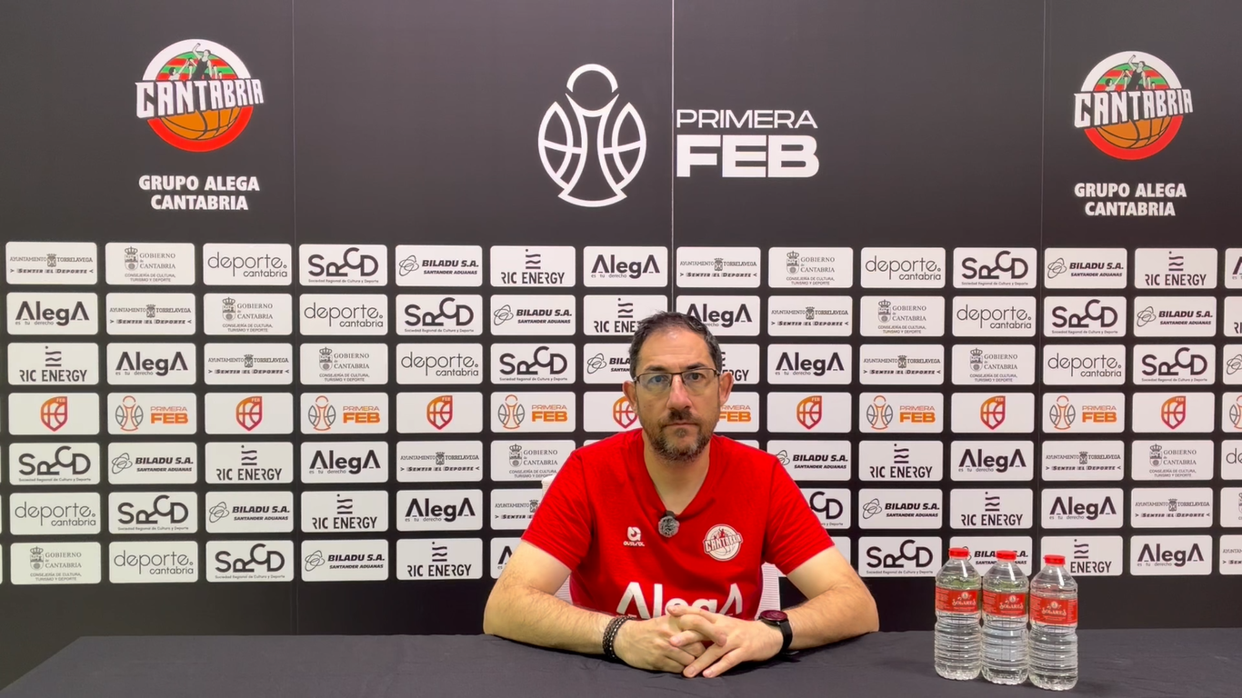 Lolo Encinas, entrenador del Grupo Alega Cantabria, durante una rueda de prensa previa al partido contra el Ourense.