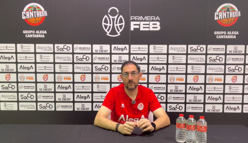 Lolo Encinas, entrenador del Grupo Alega Cantabria, durante la rueda de prensa previa a la cuarta jornada de Primera FEB.