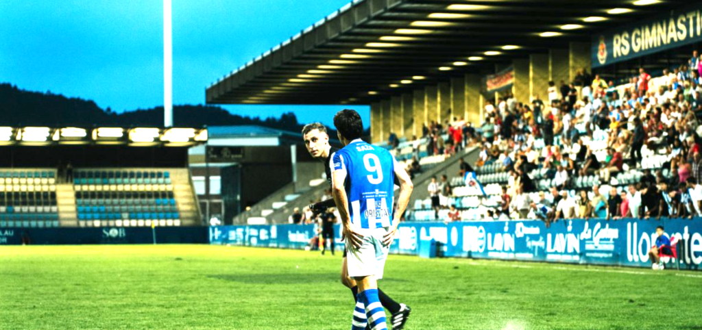 Saza, jugador de la Gimnástica de Torrelavega, durante el partido en casa frente al Marino de Luanco.